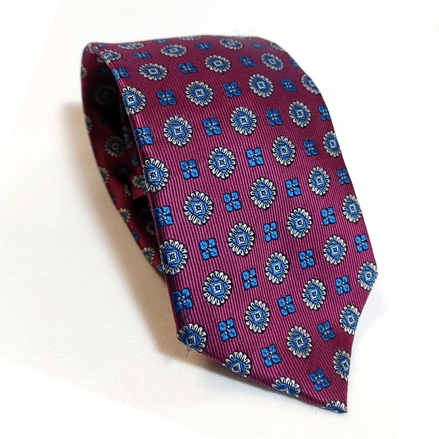 CORBATA CON MEDALLONES